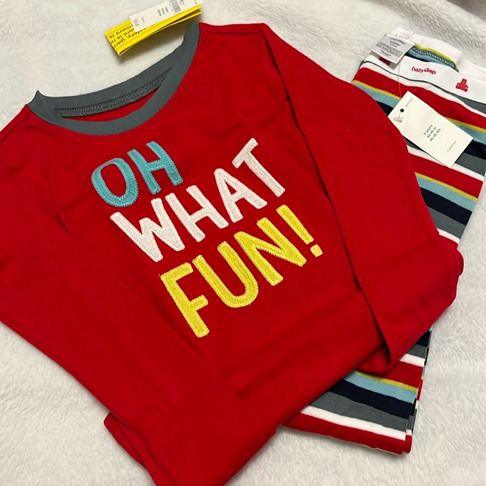 NWT Baby Gap Christmas PJs - size (5)